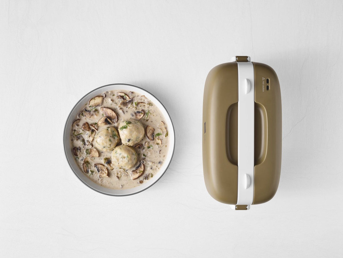 Teller mit Semmelknödeln in Pilzrahm neben der Cookingbox One in Olive, von oben